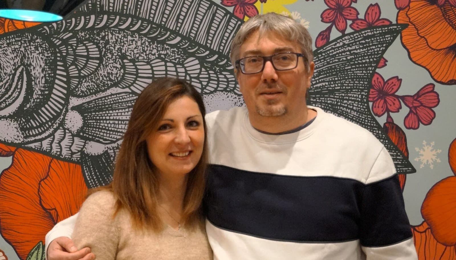 Anne Jeanguillaume et Maxime Ravier, les propriétaires de L'Adresse, devant la fresque du restaurant