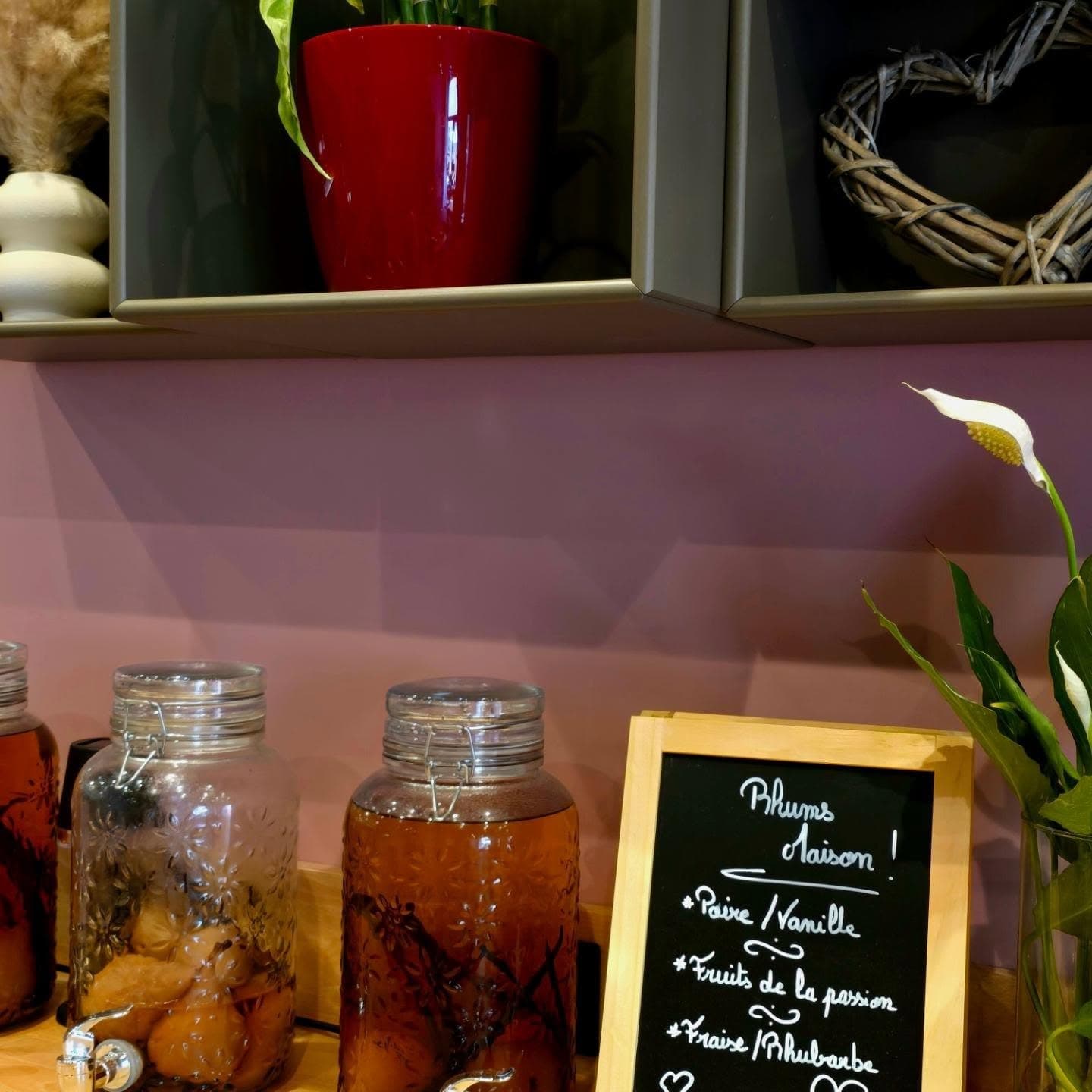 L'ardoise des rhums arrangés maison de L'Adresse : poire vanille, fruits de la passion, fraise rhubarbe